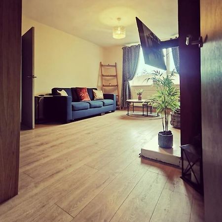 Entire 1 Bed Spacious Apartment, Private Balcony & Study Room Near City Whitehouse  Εξωτερικό φωτογραφία