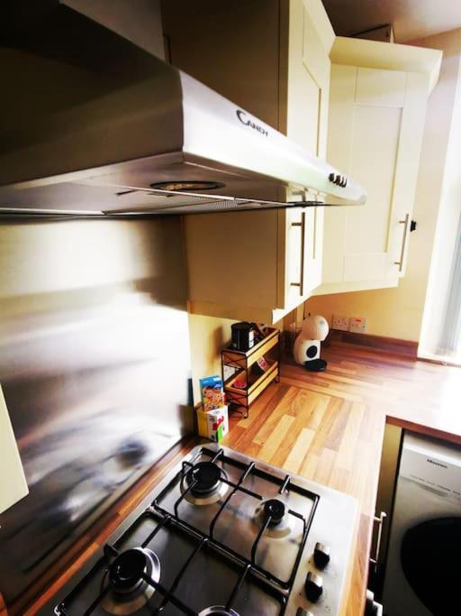Entire 1 Bed Spacious Apartment, Private Balcony & Study Room Near City Whitehouse  Εξωτερικό φωτογραφία