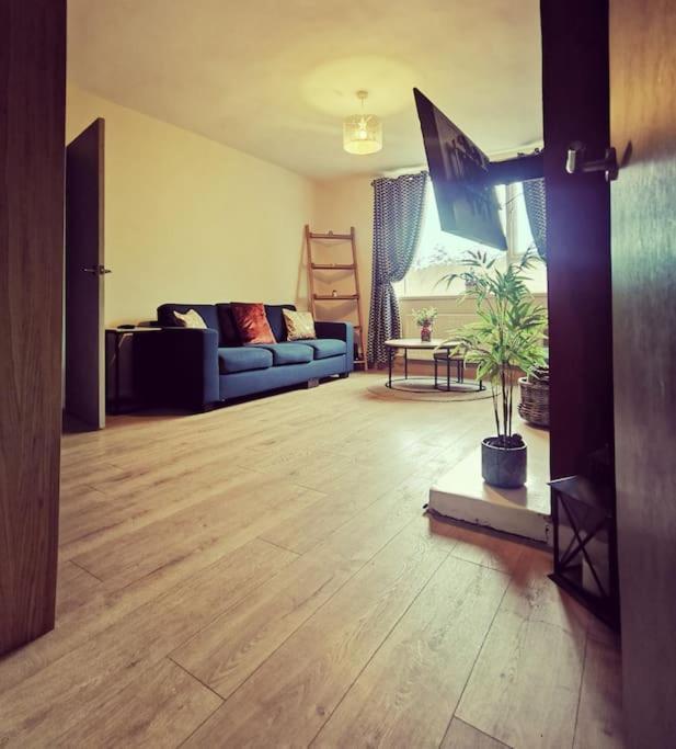 Entire 1 Bed Spacious Apartment, Private Balcony & Study Room Near City Whitehouse  Εξωτερικό φωτογραφία