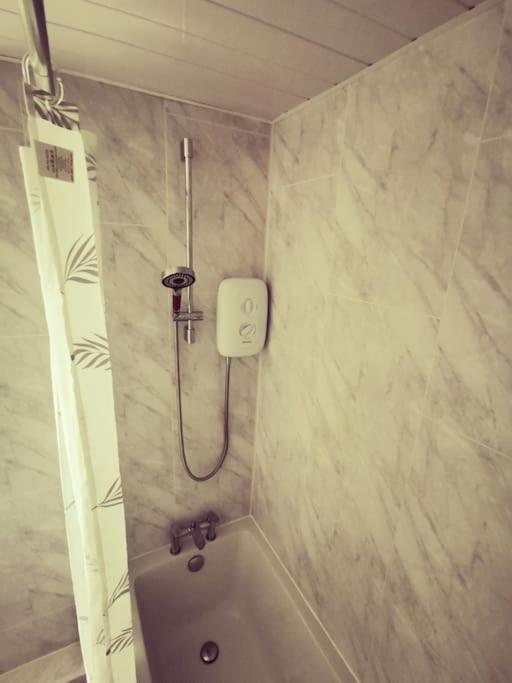 Entire 1 Bed Spacious Apartment, Private Balcony & Study Room Near City Whitehouse  Εξωτερικό φωτογραφία